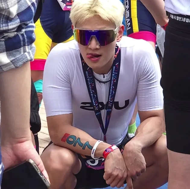 Potret Minho SHINee Finish di Ajang Triathlon