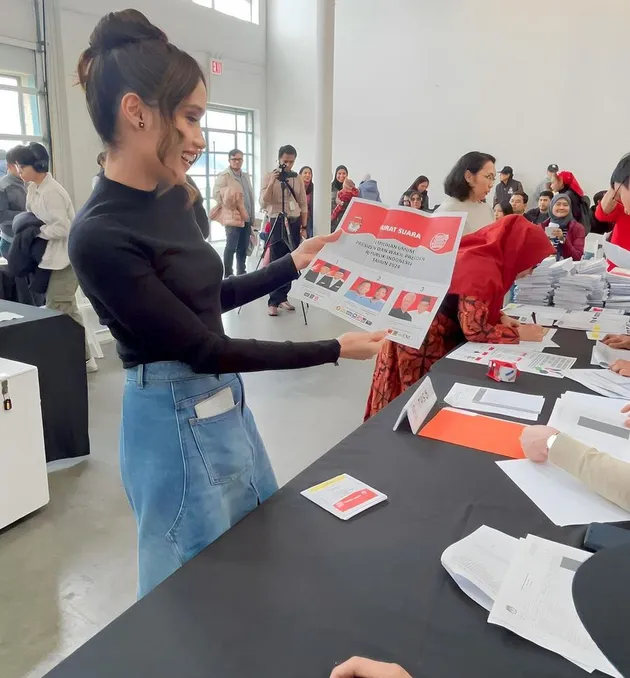 Potret Cinta Laura Saat Pemilu