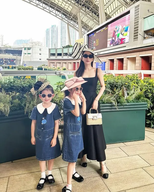 Moka Fang Istri Aktor Aaron Kwok bersama dua anaknya