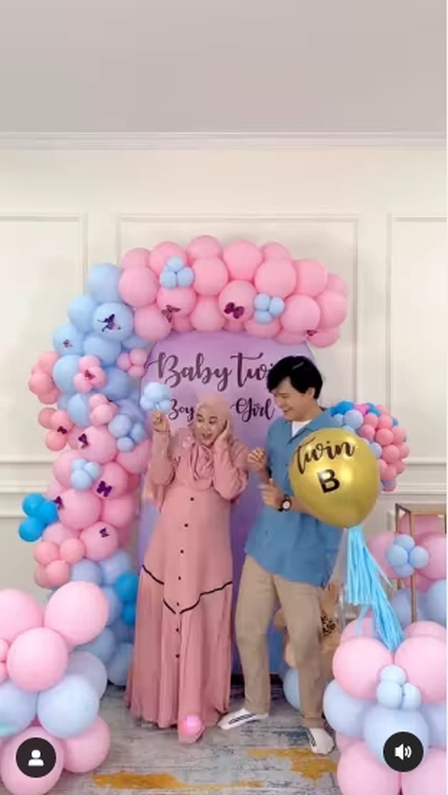 Snapshot of Anisa Rahma's Gender Reveal Moment, She's Extremely Happy to Welcome Twin Girls