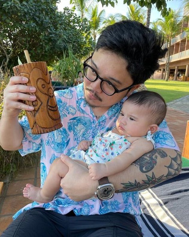 Portrait of Hot Daddy Derby Romero Taking Care of His Child, His Beautiful Daughter's Face Becomes the Highlight: So White!