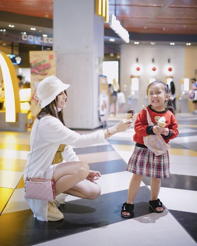 Portrait of Momo Geisha and Child in Singapore, Fun Eating Ice Cream Together - Like Siblings