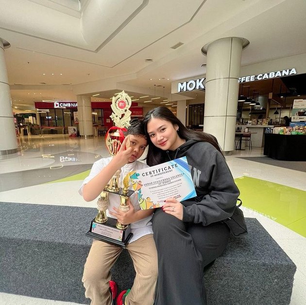 Portrait of Muhammad Ali, Mulan Jameela and Ahmad Dhani's Son, Winner of Sempoa Competition 1st Place, Accompanied by Step Brother - Certificate Still Uses Old Name