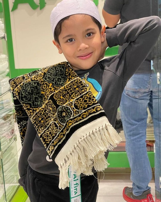 Portrait of Muhammad Ali, Mulan Jameela and Ahmad Dhani's Son, Winner of Sempoa Competition 1st Place, Accompanied by Step Brother - Certificate Still Uses Old Name