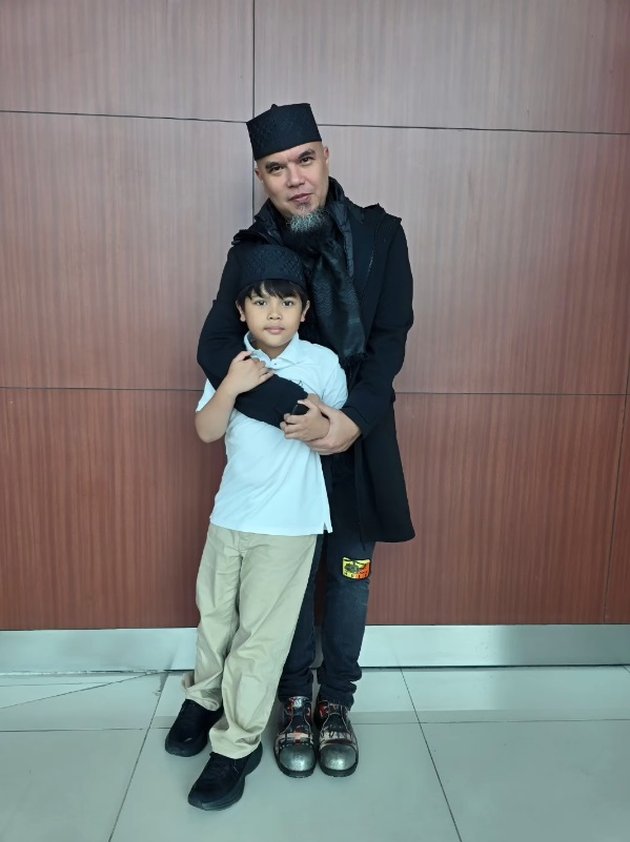 Portrait of Mulan Jameela & Ahmad Dhani Going Home with Their Two Children, Safeea's Appearance Becomes Attention