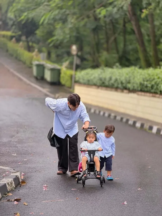 Na Daehoon ajak anak jalan