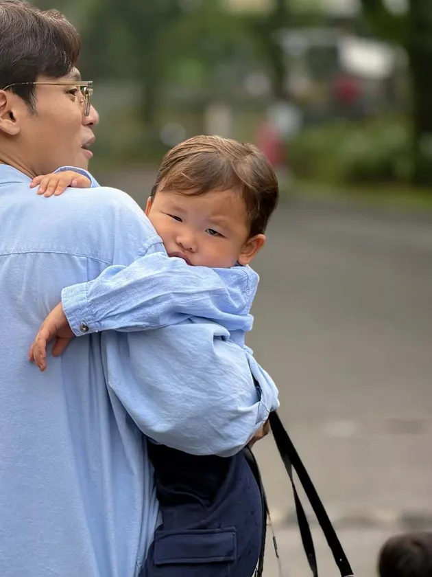 Na Daehoon gendong anaknya