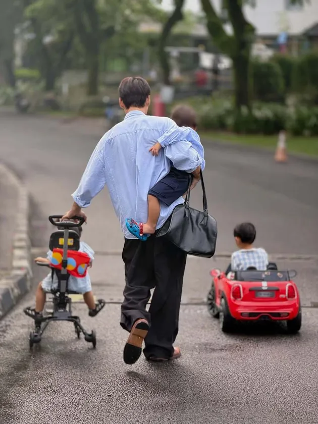 Na Daehoon sibuk dengan anaknya