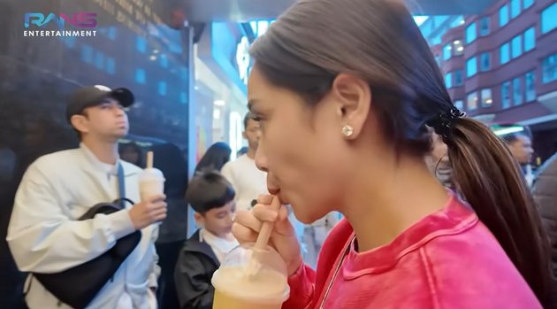 Portrait of Nagita Slavina Tasting a Drink Before Giving it to Sus Rini, Protested by Rafathar and Called Impolite by Netizens