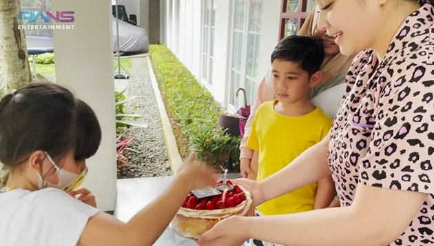 Portrait of Nagita Slavina and Rafathar Surprising Gempi on Her Birthday, Gading Marten & Gisel's Togetherness Becomes the Spotlight