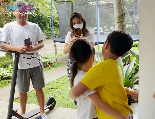 Portrait of Nagita Slavina and Rafathar Surprising Gempi on Her Birthday, Gading Marten & Gisel's Togetherness Becomes the Spotlight