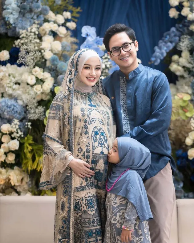 Nanda Arsyinta bareng suami dan anaknya