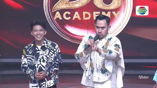 Nassar datangi Ikhwan di atas panggung