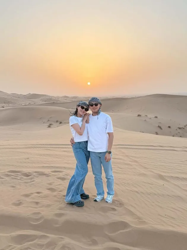 Nella Kharisma dan Dory Harsa di Padang Pasir Dubai
