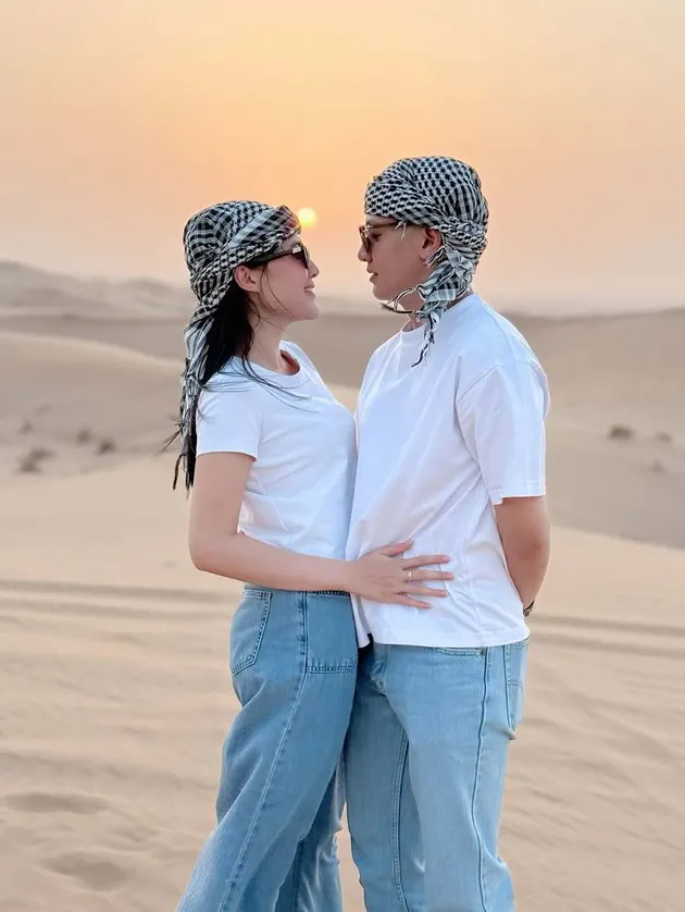 Nella Kharisma dan Dory Harsa di Padang Pasir Dubai
