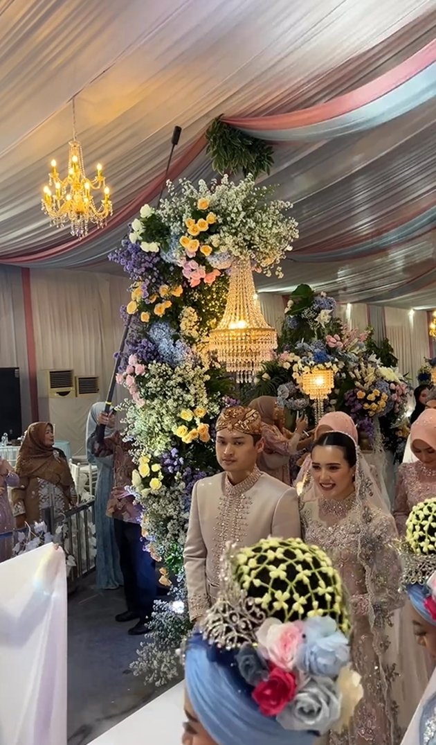 Portrait of Beby Tsabina - Rizki Natakusumah's Wedding, Luxurious Celebration - Gets an Affectionate Kiss