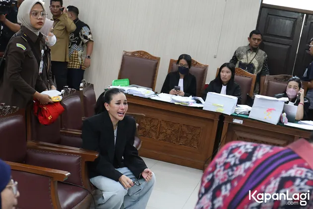 Nikita Mirzani Ambruk di Ruang Sidang