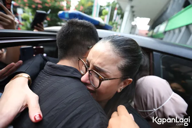 Nikita Mirzani Ambruk di Ruang Sidang