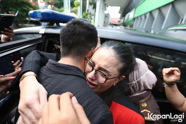 Nikita Mirzani Ambruk di Ruang Sidang