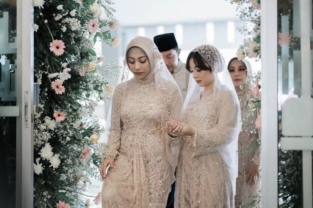 Nikita Willy's Portrait at Her Younger Sister's Pre-Wedding Religious Ceremony, Wearing a Kebaya Radiating the Beauty and Glow of a Pregnant Woman