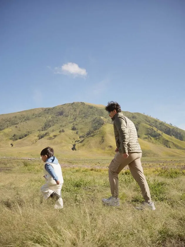 suami dan anak Nikita Willy di Bromo