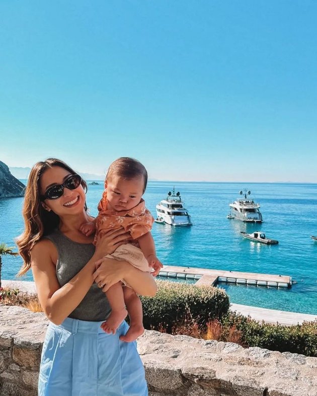 Portrait of Nikita Willy during Vacation in Greece that Becomes the Spotlight, Hot Mom Shows Off Body Goals - Slim After Giving Birth