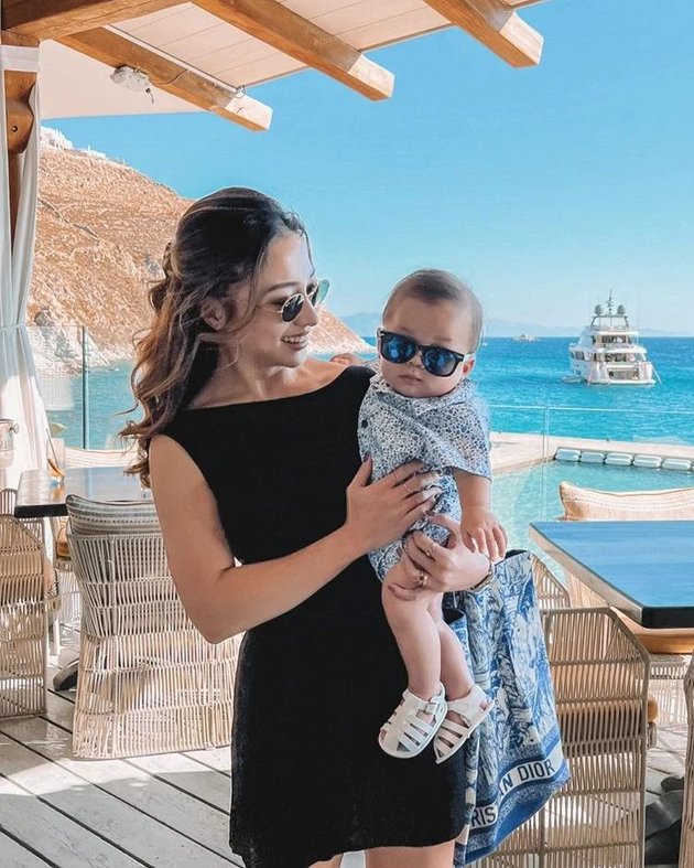 Portrait of Nikita Willy during Vacation in Greece that Becomes the Spotlight, Hot Mom Shows Off Body Goals - Slim After Giving Birth