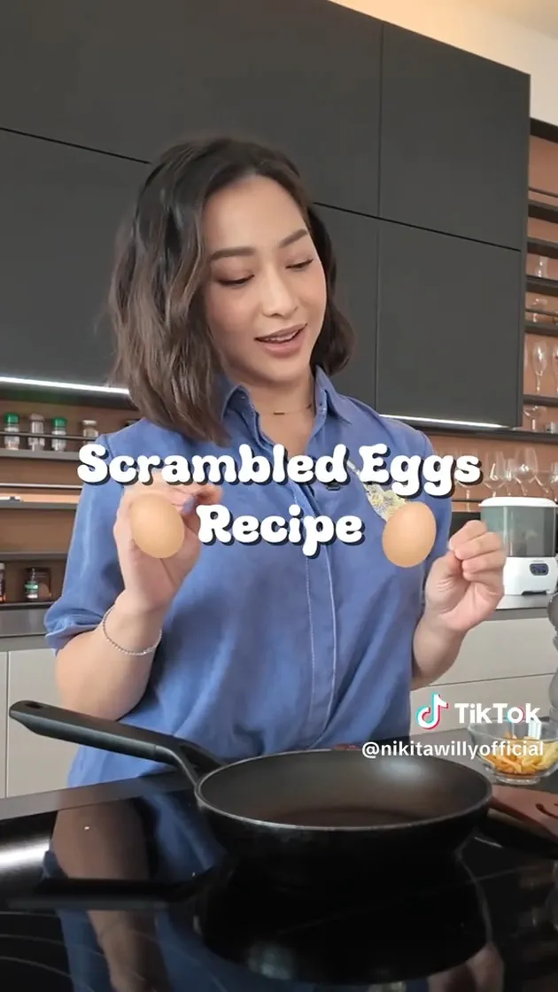 Potret Nikita Willy saat Masak Scrambled Egg