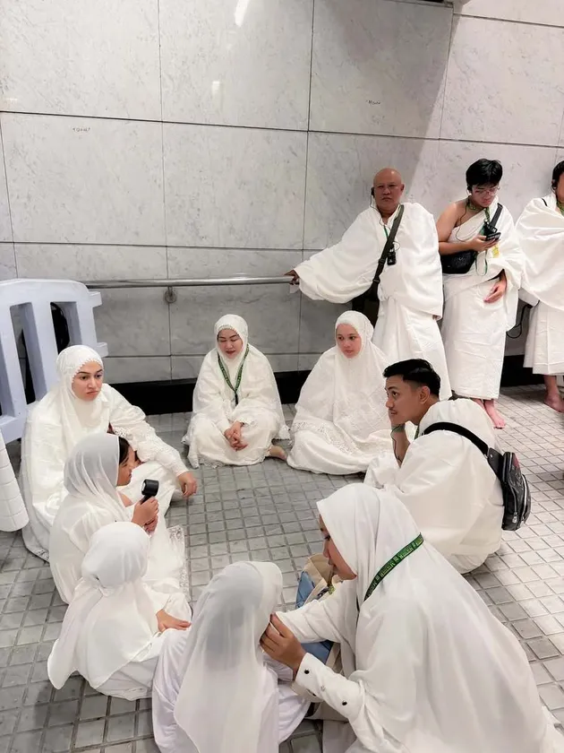 Potret Nina Zatulini Jalani Umrah Bareng Keluarga saat Hamil