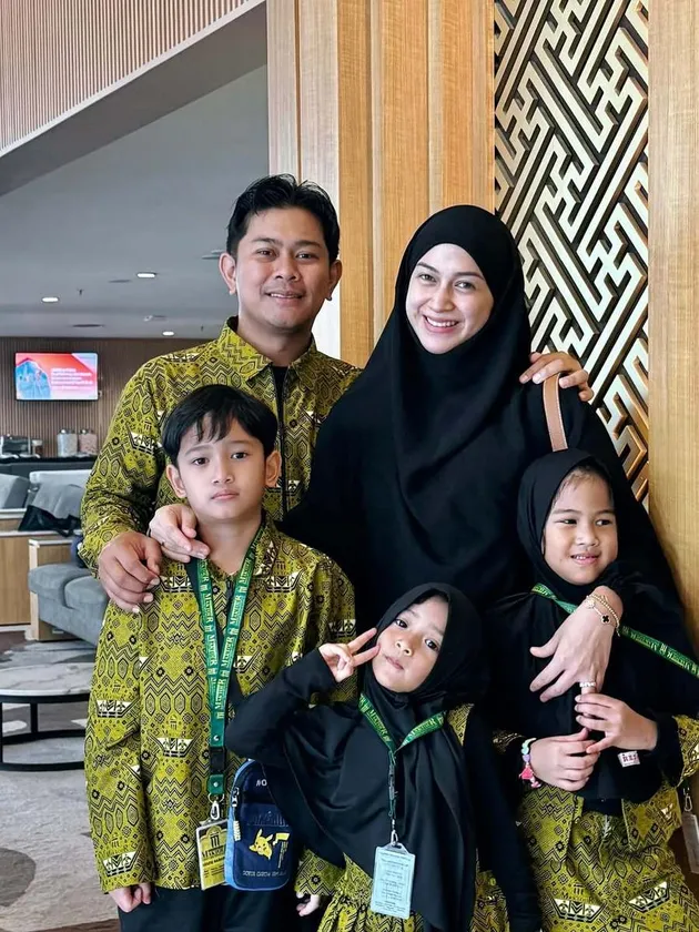Potret Nina Zatulini Jalani Umrah Bareng Keluarga saat Hamil