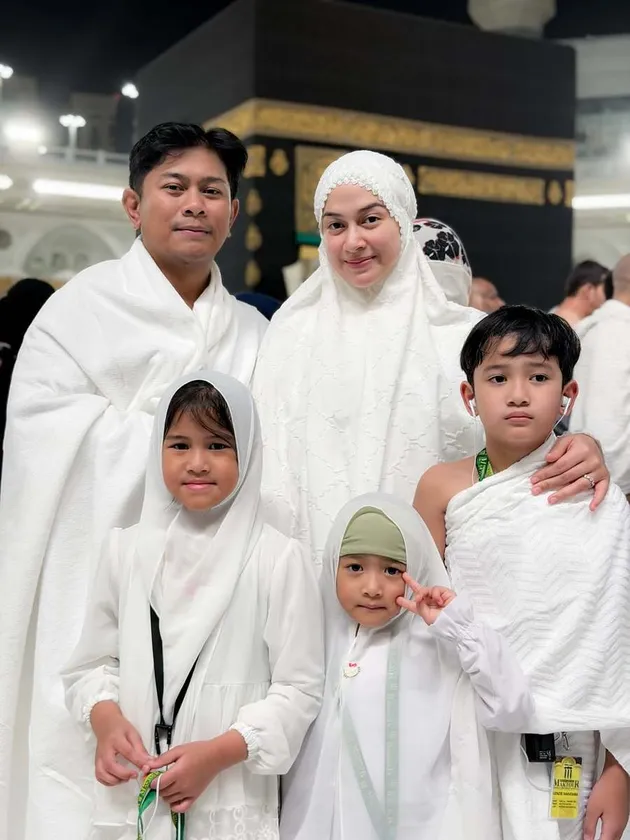 Potret Nina Zatulini Jalani Umrah Bareng Keluarga saat Hamil