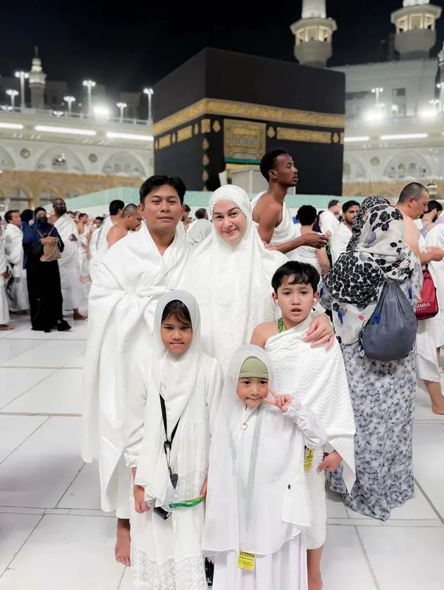 Potret Nina Zatulini Jalani Umrah Bareng Keluarga saat Hamil
