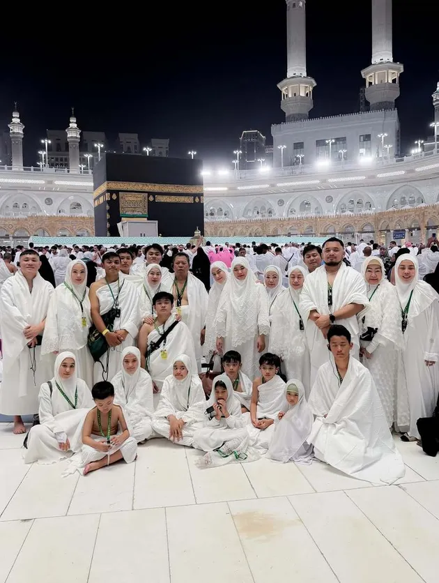 Potret Nina Zatulini Jalani Umrah Bareng Keluarga saat Hamil