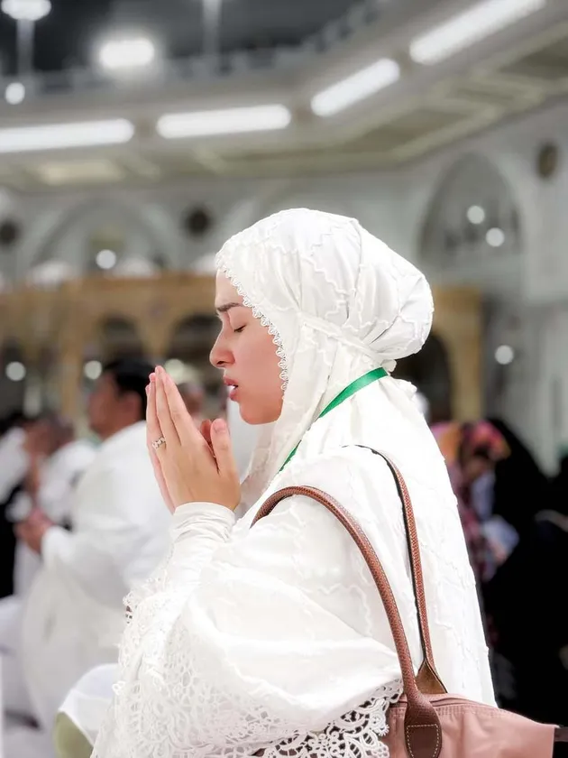 Potret Nina Zatulini Jalani Umrah Bareng Keluarga saat Hamil