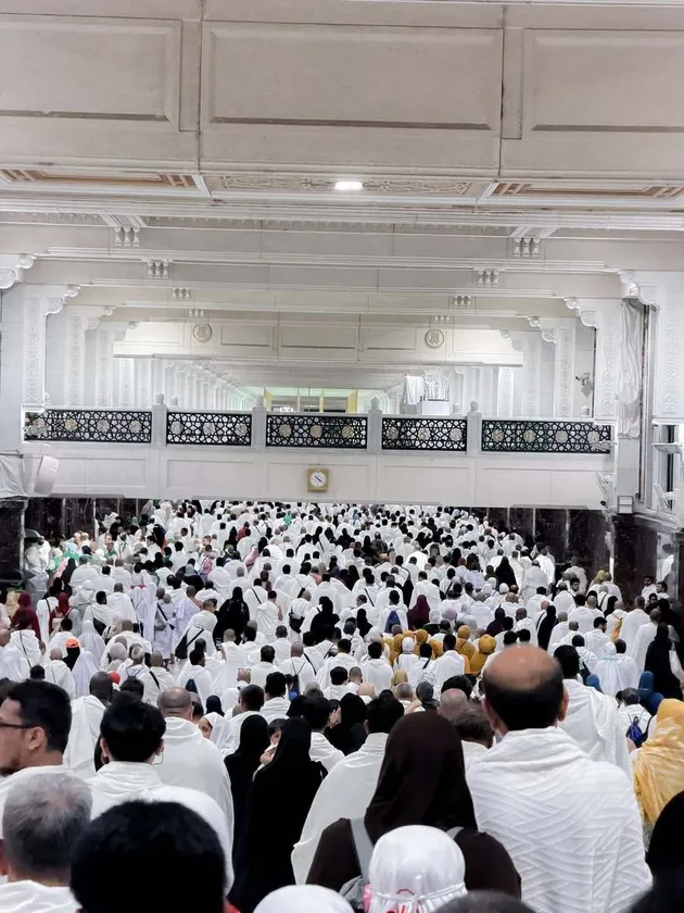 Potret Nina Zatulini Jalani Umrah Bareng Keluarga saat Hamil