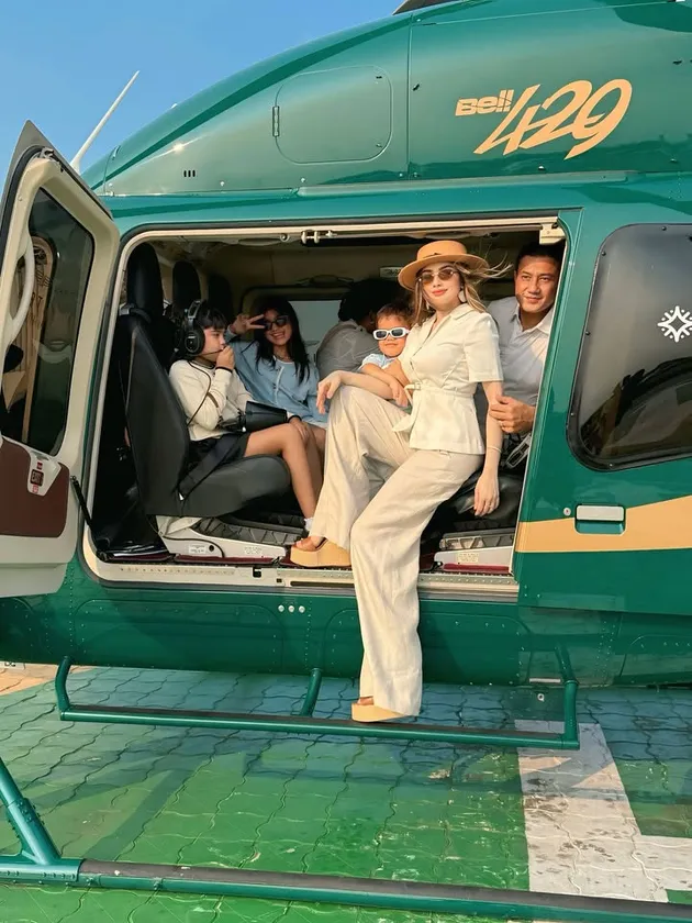 Potret Nourah Sheivirah dan Teuku Rafli Ajak Anak Naik Helikopter