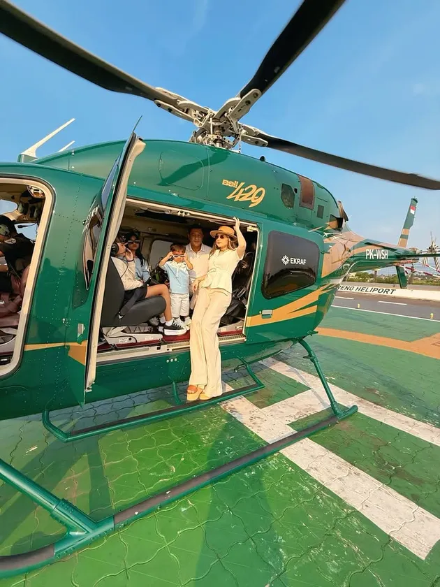 Potret Nourah Sheivirah dan Teuku Rafli Ajak Anak Naik Helikopter