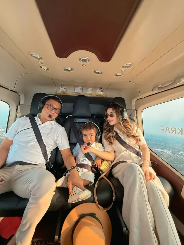 Potret Nourah Sheivirah dan Teuku Rafli Ajak Anak Naik Helikopter