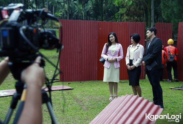 Portrait of Ochi Rosdiana Still Looking On Point in the Shooting of 'BUKU HARIAN SEORANG ISTRI' Despite Being Rained On, This is the Secret