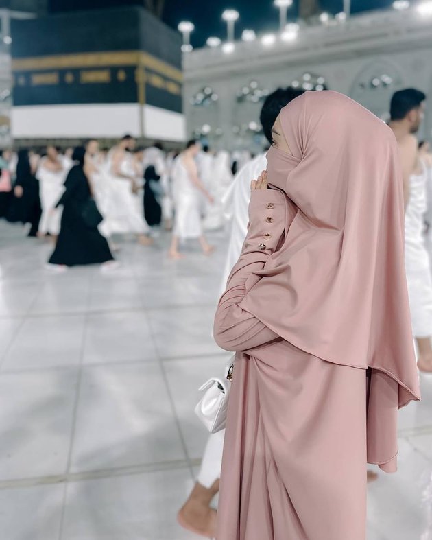 Portrait of Oki Setiana Dewi and Her Two Siblings Performing Hajj Together, Ria Ricis Looks Serene Wearing Niqab - Kissing the Ka'bah