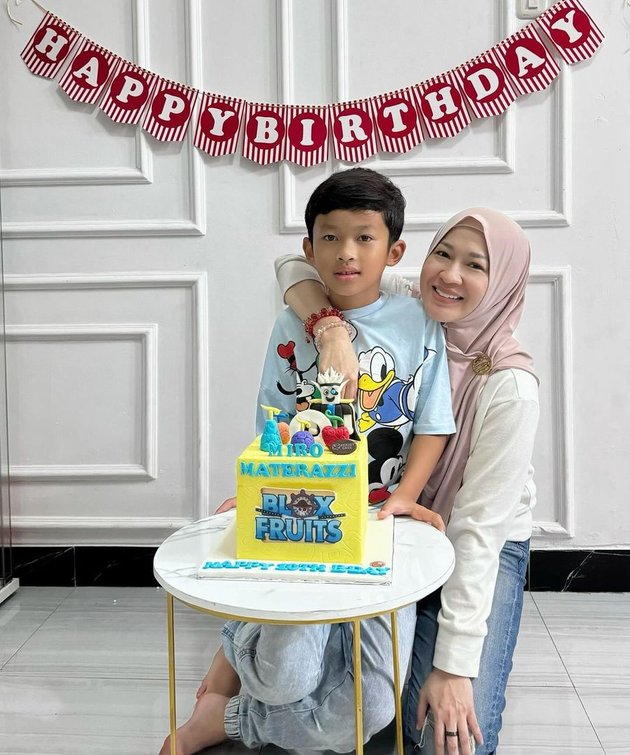 Portrait of Okie Agustina and Gunawan Dwi Cahyo Celebrating Their Child's Birthday, Still Close with Their Stepdaughter