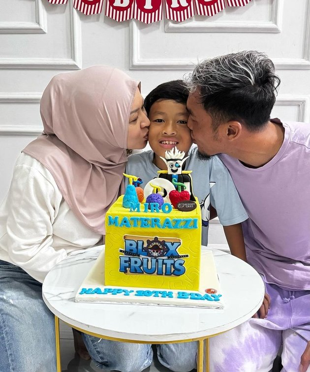 Portrait of Okie Agustina and Gunawan Dwi Cahyo Celebrating Their Child's Birthday, Still Close with Their Stepdaughter