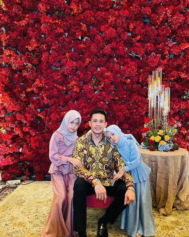 Portrait of Olla Ramlan and Aufar Hutapea Celebrating Idul Adha Together with Children After Divorce, Maintaining Family Warmth for the Sake of Their Child