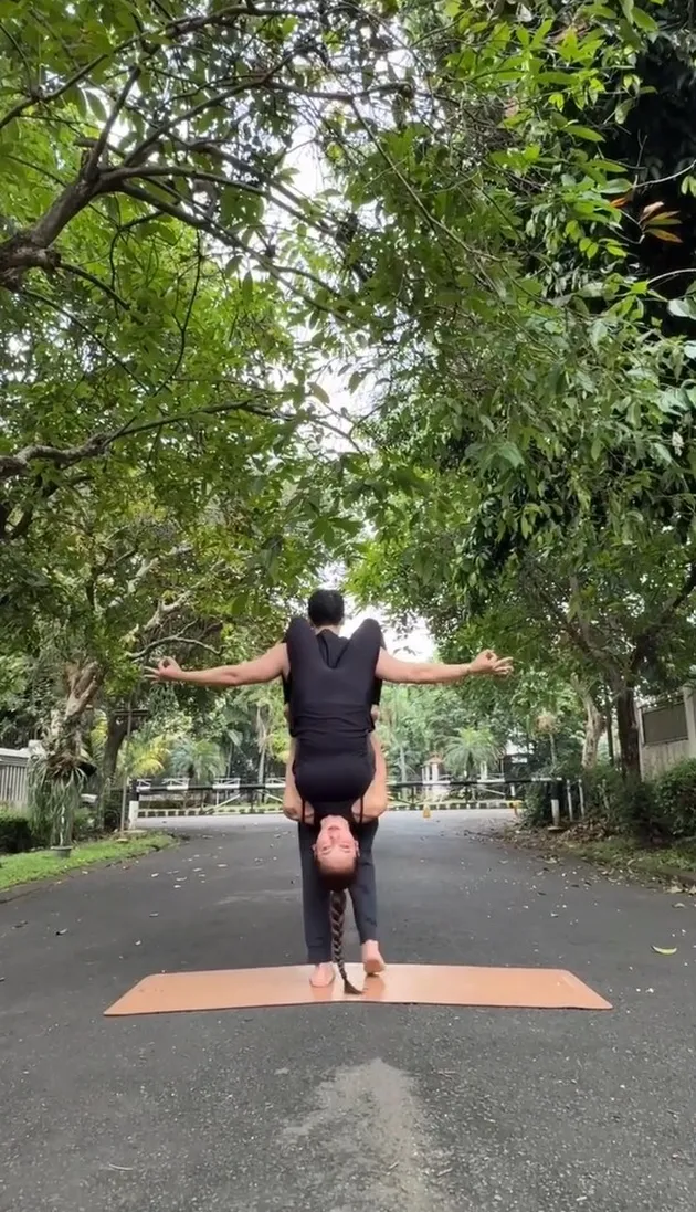 Olla Ramlan lakukan acroyoga