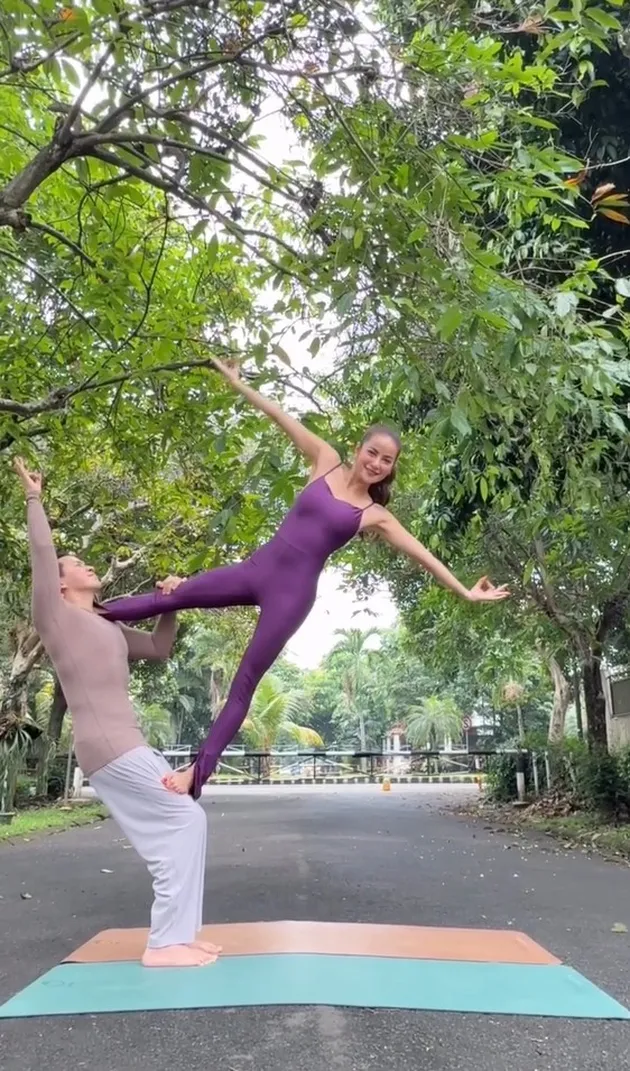 potret Olla Ramlan lakukan acroyoga