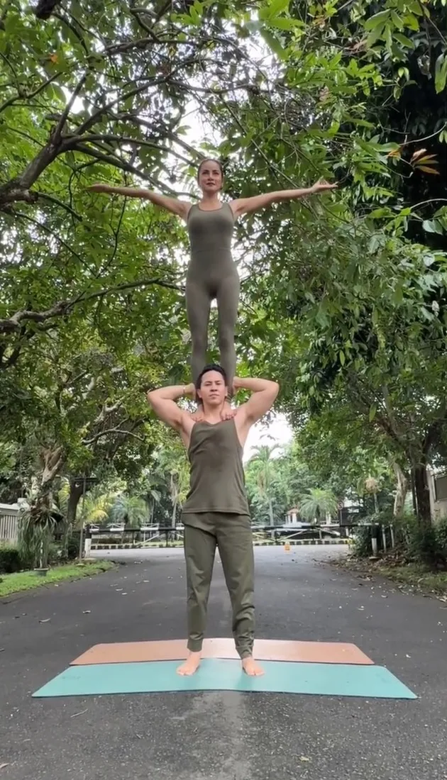 Olla Ramlan dan instruktur acroyoga