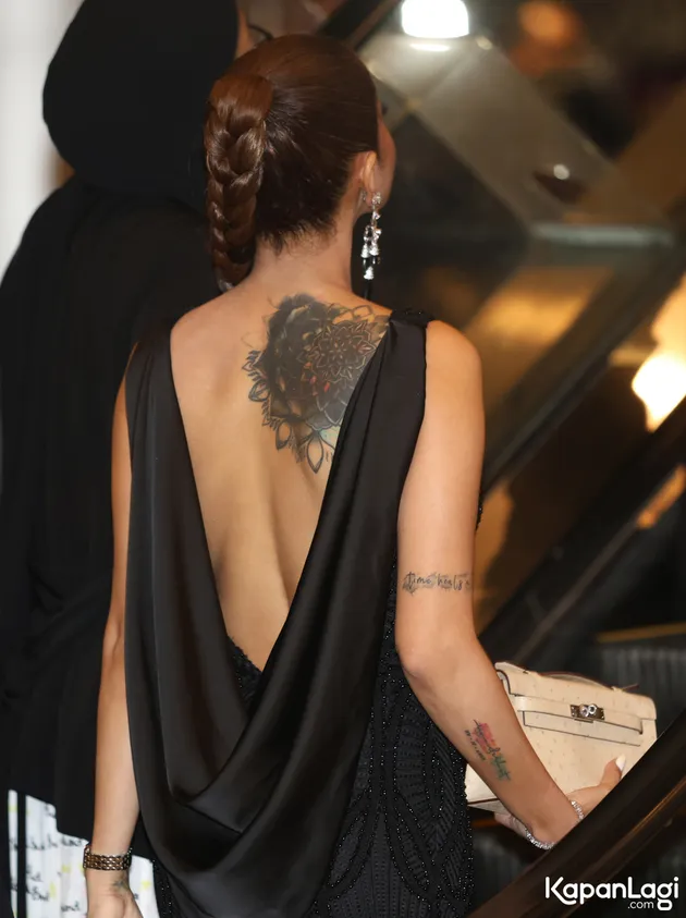 Olla Ramlan Kondangan di Resepsi Luna Maya