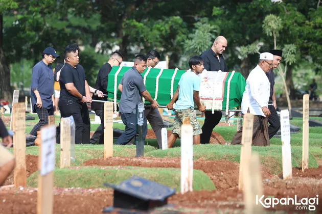 Olla Ramlan Tiba di Pemakaman Ibu