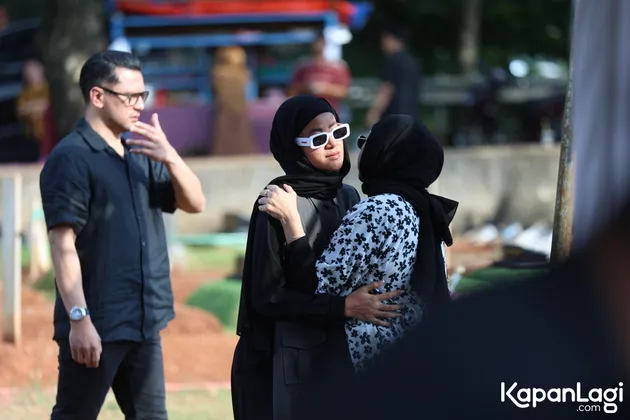 Olla Ramlan Tiba di Pemakaman Ibu