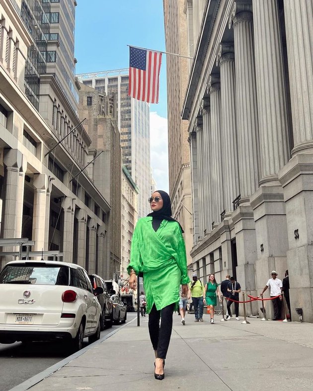 Portrait of Olla Ramlan Street Style in New York, Still Beautiful and Confident with her Hijab Style